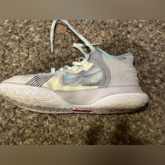 Youth Nike Kyrie Flytrap 5 “1 World 1 People” (5.5) - Picture 3 of 7